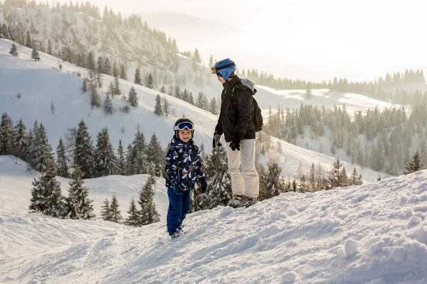 Söt förskola barnet, pojke, skidåkning glatt i österrikiska Apls — Stockfoto
