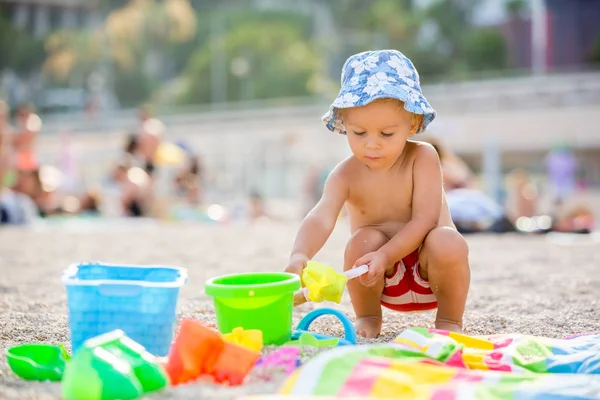 Szép két éves kisgyermek gyerek, fiú, játszó strand t — Stock Fotó