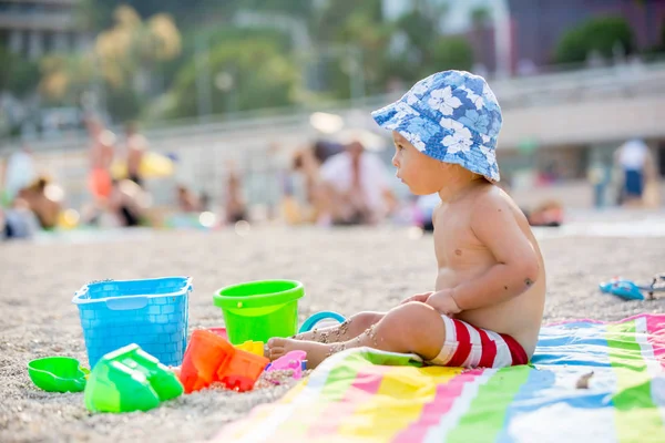 Szép két éves kisgyermek gyerek, fiú, játszó strand t — Stock Fotó