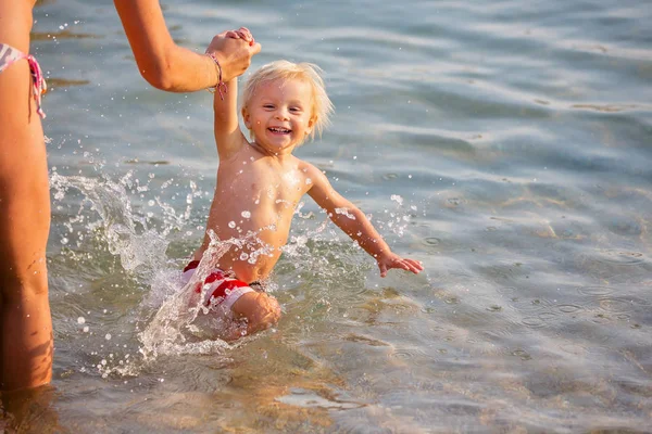 Zomer-en zwemactiviteiten voor gelukkige kinderen — Stockfoto