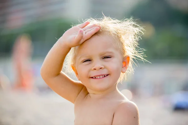 Szép két éves kisgyermek gyerek, fiú, játszó strand t — Stock Fotó