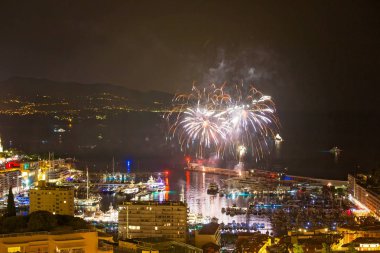 Monako Prensliği'nde havai fişek panoramik güzel görünümü