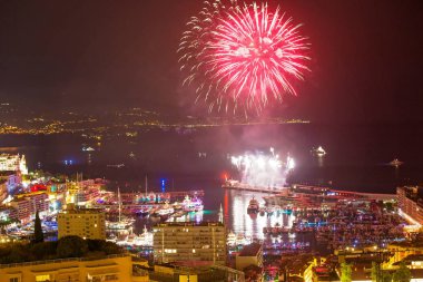 Monako Prensliği'nde havai fişek panoramik güzel görünümü
