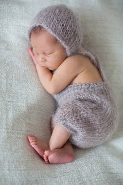 Yeni doğan bebek çocuk, mutlu bir şekilde uyku