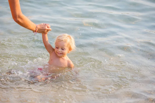 Actividades de verano y natación para niños felices — Foto de Stock