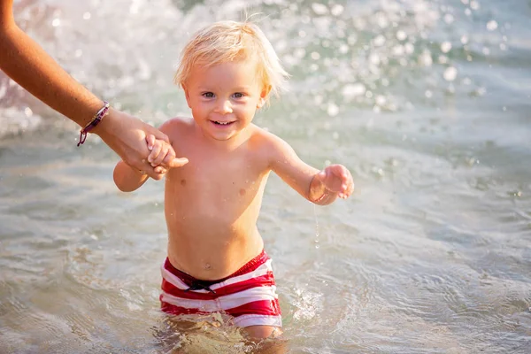 Activités estivales et de natation pour les enfants heureux — Photo