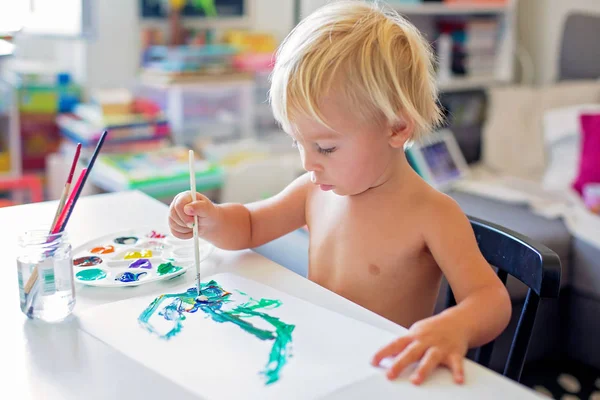 小さな幼児の男の子、自宅で絵を描く、mのコーディネートを学ぶ — ストック写真