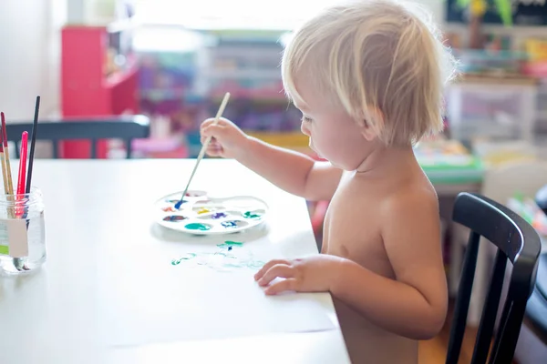 Kis kisgyermek fiú, festmény otthon, tanulási koordináció az m — Stock Fotó
