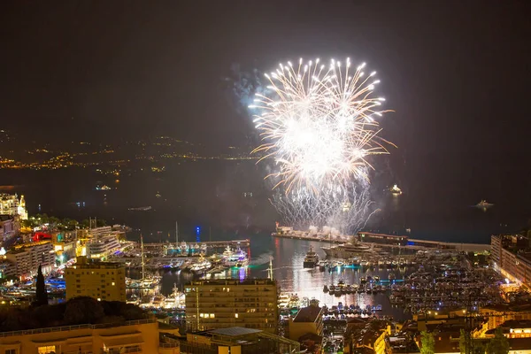 Vue panoramique sur les feux d'artifice de la Principauté de Monaco — Photo