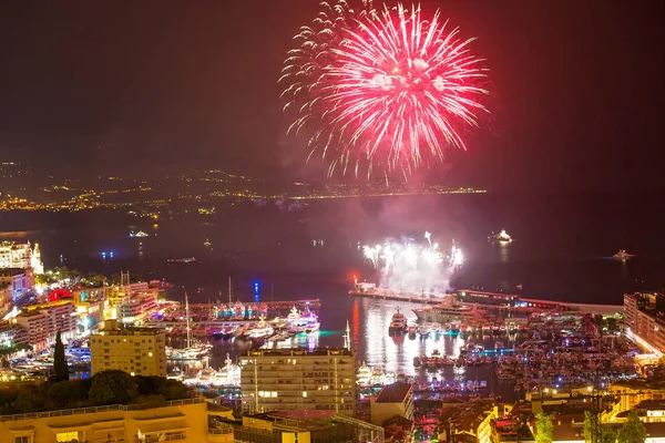 Panorama schöne sicht auf feuerwerk auf das fürstentum von monaco — Stockfoto