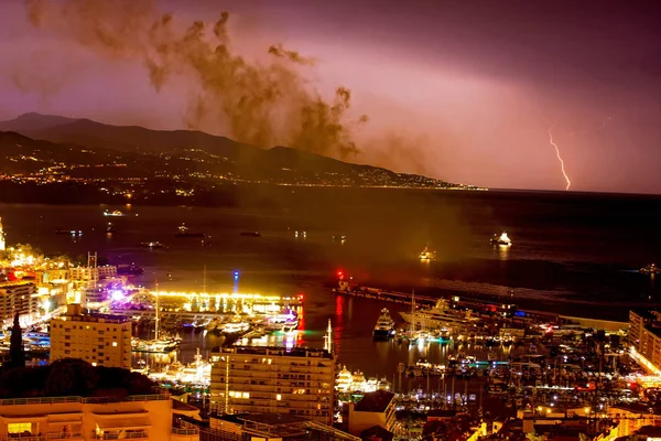 Vue panoramique sur les feux d'artifice de la Principauté de Monaco — Photo