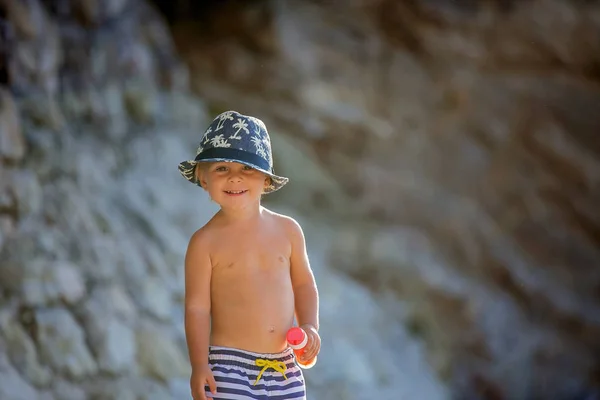 긴 머리를 가진 사랑스러운 유아 귀여운 소년의 해변 초상화, 카스 — 스톡 사진