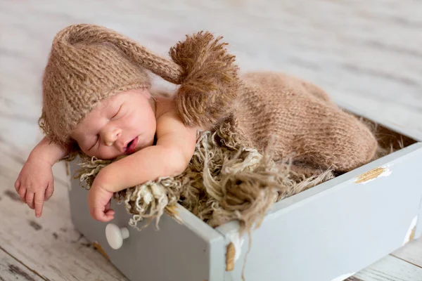 Bebé recién nacido niña vistiendo gorro blanco tejido durmiendo en la  canasta