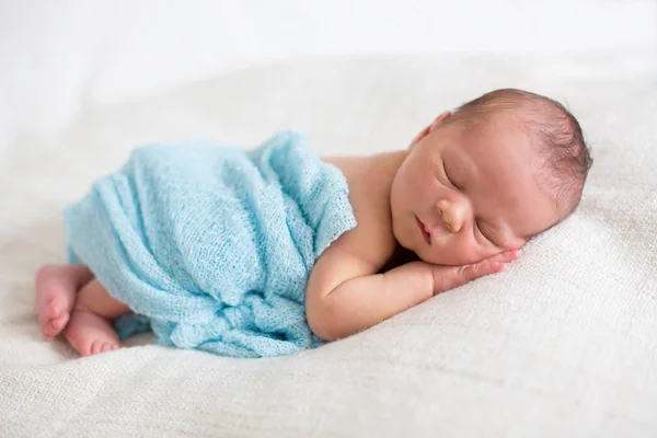 Bambino appena nato, che dorme felice — Foto Stock