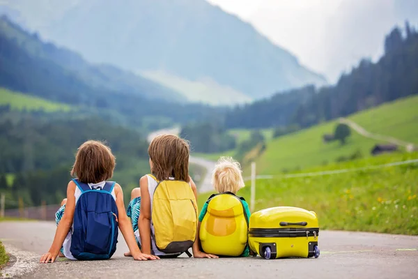 Little children, boy brothers with backpacks and suitcase, trave — Stock Photo, Image