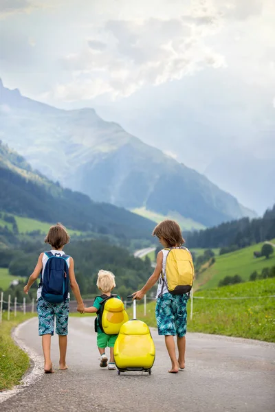 Kleine Kinder, Brüderchen mit Rucksack und Koffer, — Stockfoto