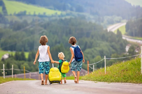 Kleine Kinder, Brüderchen mit Rucksack und Koffer, — Stockfoto