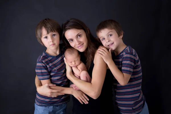 Három fiú és anya, csók és ölelgetés családi képe — Stock Fotó