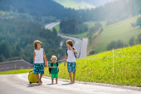 Little children, boy brothers with backpacks and suitcase, trave — Stock Photo, Image