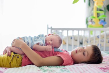 Hassasiyet ile sarılma tatlı okul öncesi çocuk ve bakımı onun biraz