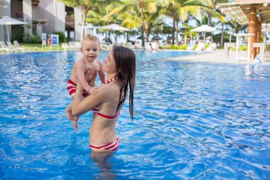 Sevimli mutlu küçük çocuk, Toddler çocuk, eğlenmek rahatlatıcı bir