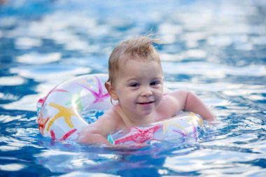 Sevimli mutlu küçük çocuk, Toddler çocuk, eğlenmek rahatlatıcı bir