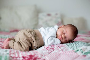 Güzel bir yeni doğmuş bebek çocuk, küçük beyefendi gibi giyinmiş, 