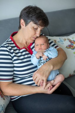 Güzel bebek çocuk Anneannelerin kollarında