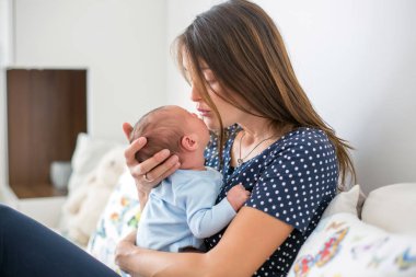 Güzel bebek çocuk Anneannelerin kollarında