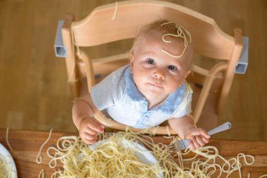 Küçük bebek çocuk, küçük çocuk, öğle yemeği ve m için spagetti yeme