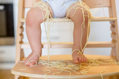 Küçük bebek çocuk, küçük çocuk, öğle yemeği ve m için spagetti yeme