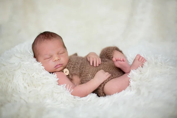 Bonito bebê recém-nascido dorme com um brinquedo — Fotografia de Stock