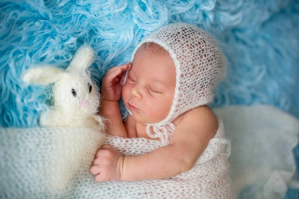 Liten söt nyfödd pojke, sova insvept i vit sjal — Stockfoto