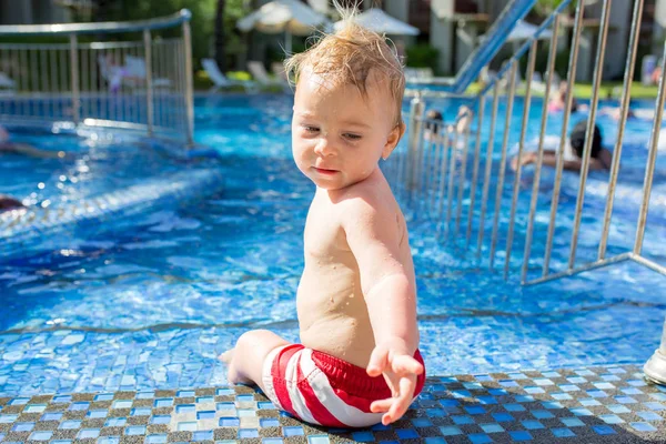 Adorável criança pequena feliz, menino da criança, se divertindo relaxando um — Fotografia de Stock