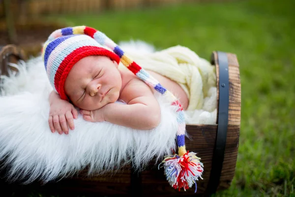 Küçük tatlı yeni doğan bebek çocuk örgü pa ile sandık, uyuyan, — Stok fotoğraf