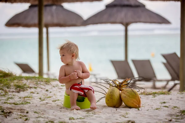 Petit garçon tout-petit, apprentissage de la propreté sur la plage sur une tr — Photo