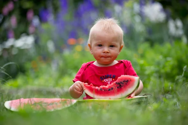 Criança bonito, menino, comendo melancia madura no jardim — Fotografia de Stock