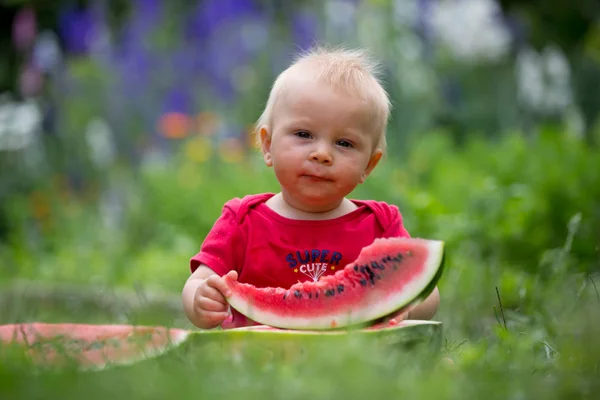 Schattig peuter kind, jongetje, het eten van rijpe watermeloen in de tuin — Stockfoto