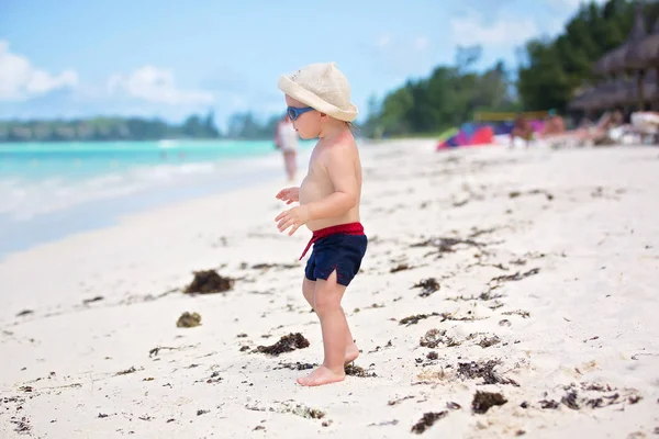 Schattige babyjongen spelen met strand speelgoed op tropisch strand — Stockfoto