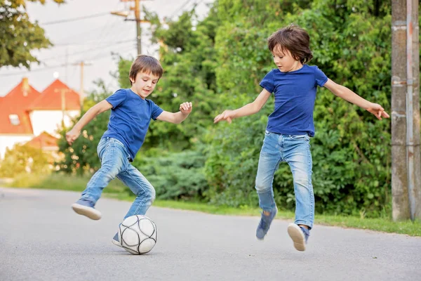 Doi copii drăguţi, jucând fotbal împreună, vara. Chi — Fotografie, imagine de stoc