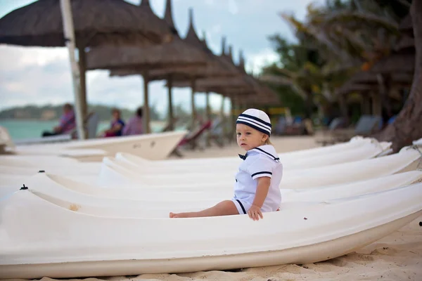 Bellissimo bambino ragazzo, vestito da marinaio, che gioca sulla spiaggia — Foto Stock