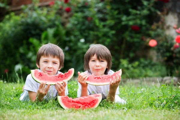 Sevimli çocuklar, küçük çocuk ve kardeşler, ga karpuz yeme — Stok fotoğraf