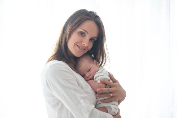 Jovem mãe, segurando seu menino recém-nascido — Fotografia de Stock