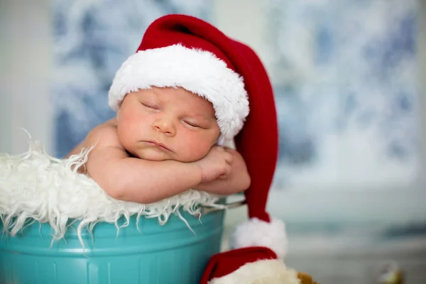 生まれたばかりの赤ちゃんの少年は、クリスマスの帽子をかぶって l の肖像画が眠っています。 — ストック写真