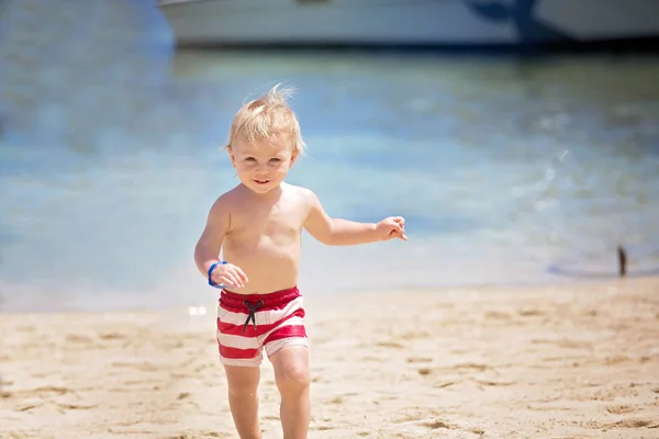 Dolce bambino ragazzo, giocare in acque poco profonde su una spiaggia tropicale — Foto Stock