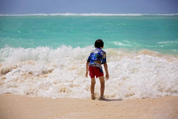 Rozkošné předškolní děti, chlapci, bavte se na mořské pláži. Ex — Stock fotografie