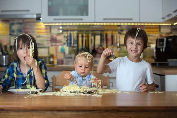 Kleiner Junge, Kleinkind und seine älteren Brüder, essen sp — Stockfoto