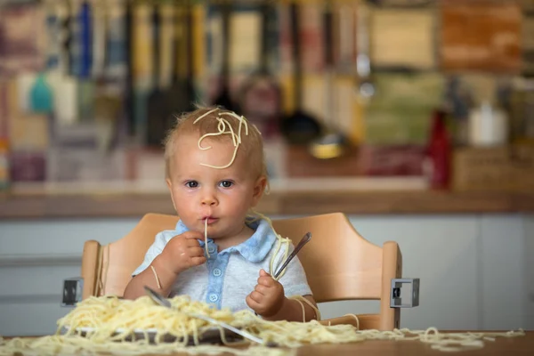 Kleiner Junge, Kleinkind, Spaghetti essen zum Mittagessen und — Stockfoto