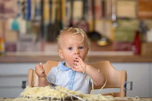 小さな男の子、幼児の子供、昼食のためにスパゲッティを食べて、 — ストック写真