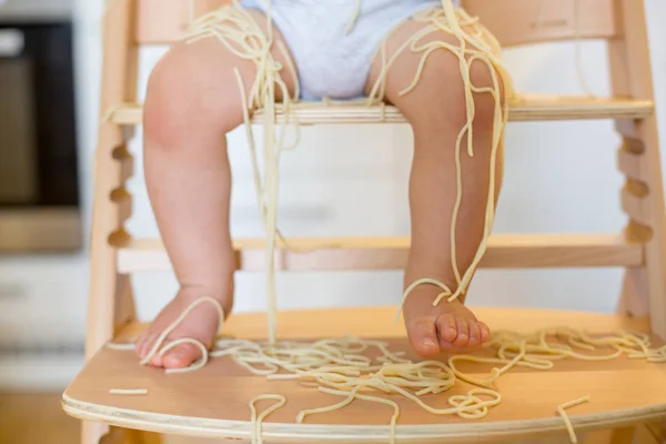 小さな男の子、幼児の子供、昼食のためにスパゲッティを食べて、 — ストック写真